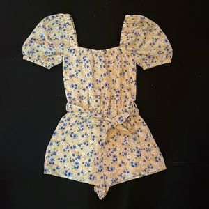 Cute puff sleeve romper. Size 0 petite. Blue ditsy flower print
